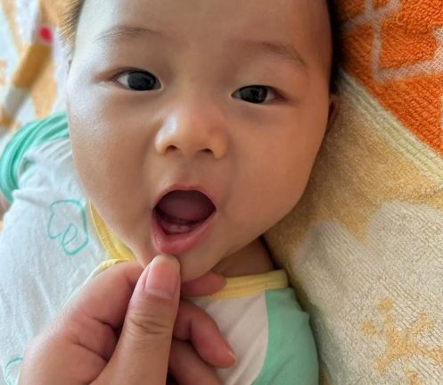 小嬰兒長牙 小嬰兒長牙